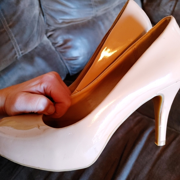 Shoes - Cute nude heels
